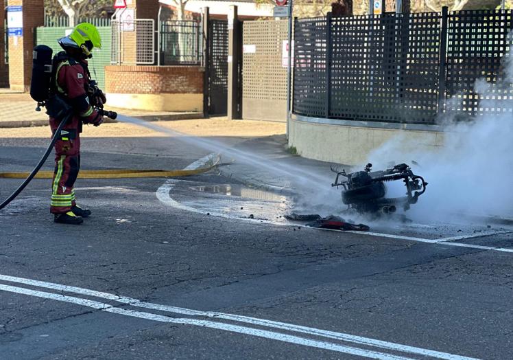 Imagen principal - Espectacular incendio de una moto en el barrio de San José