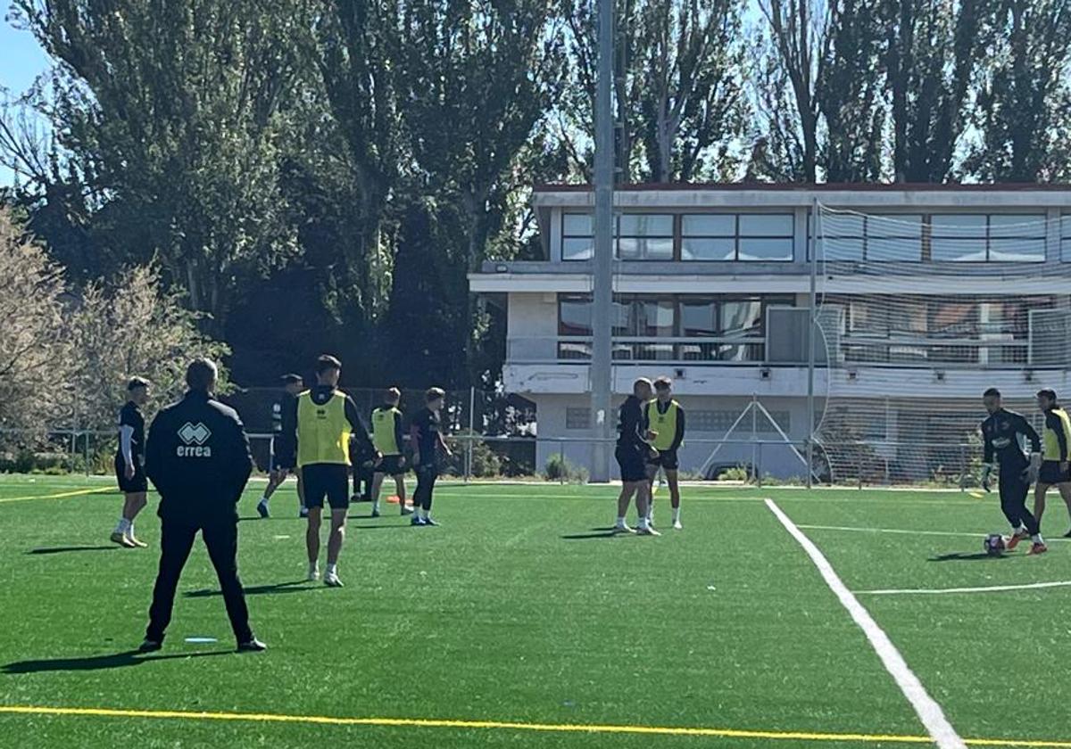 Dani Ponz (de espaldas) dirigiendo el entrenamiento de este lunes en el Reina Sofía.