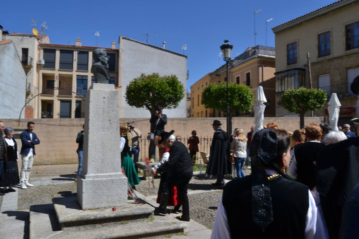 Flores y música para recordar a Dámaso Ledesma