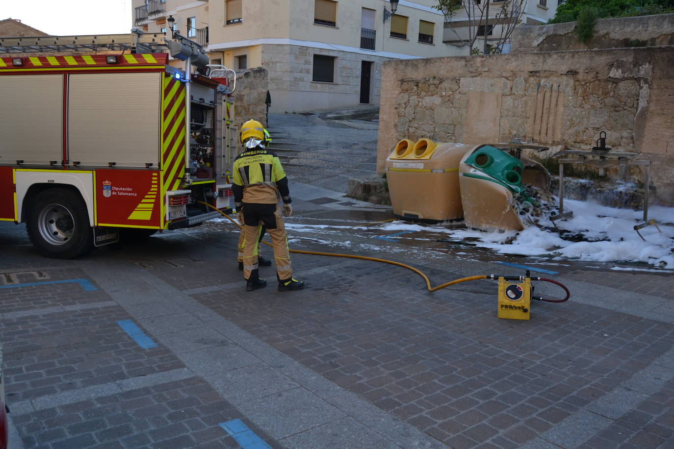 Arde un contenedor en el centro de Ciudad Rodrigo en pleno día