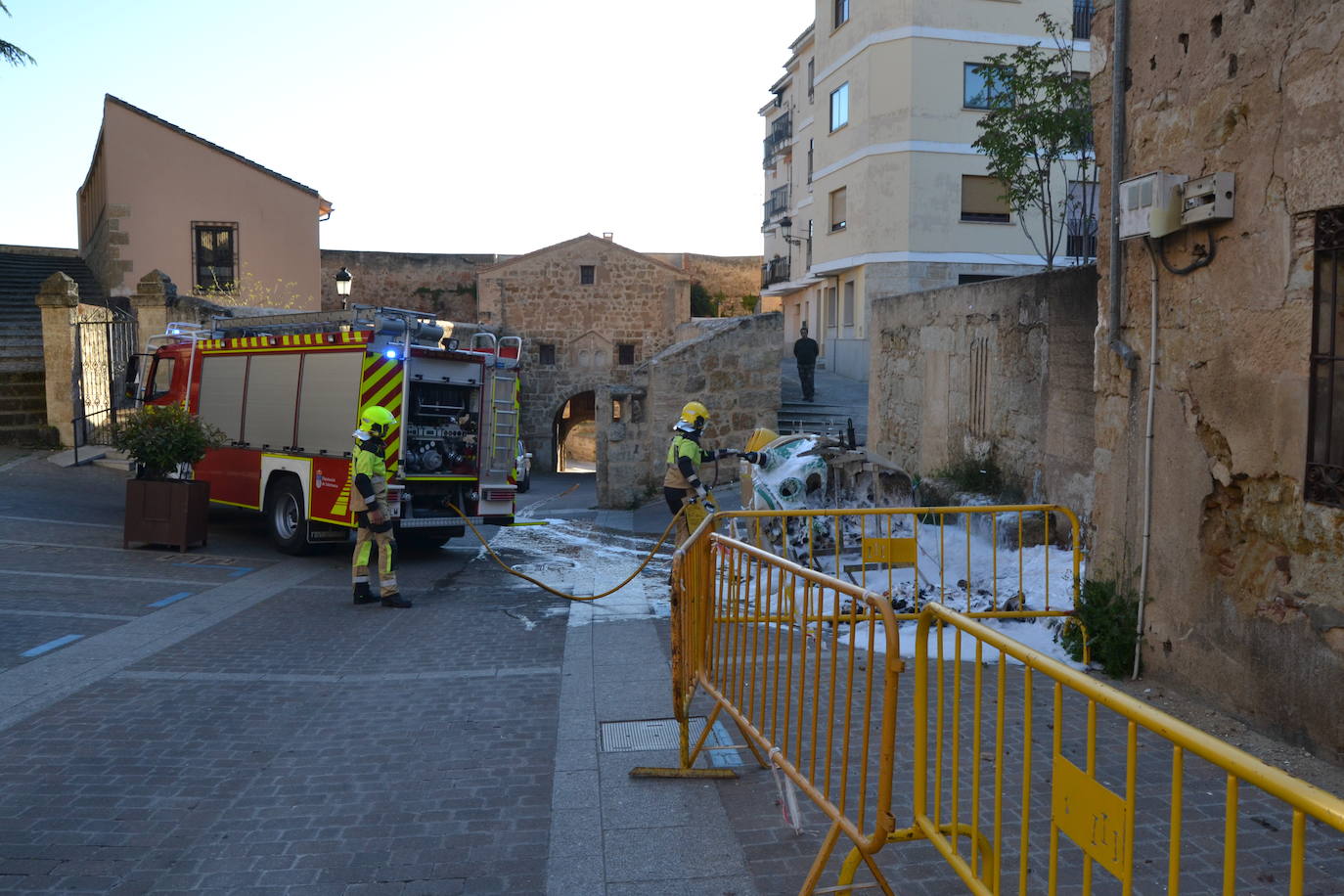 Arde un contenedor en el centro de Ciudad Rodrigo en pleno día