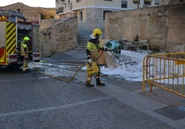 Bomberos de Ciudad Rodrigo terminando de apagar el fuego en el contenedor