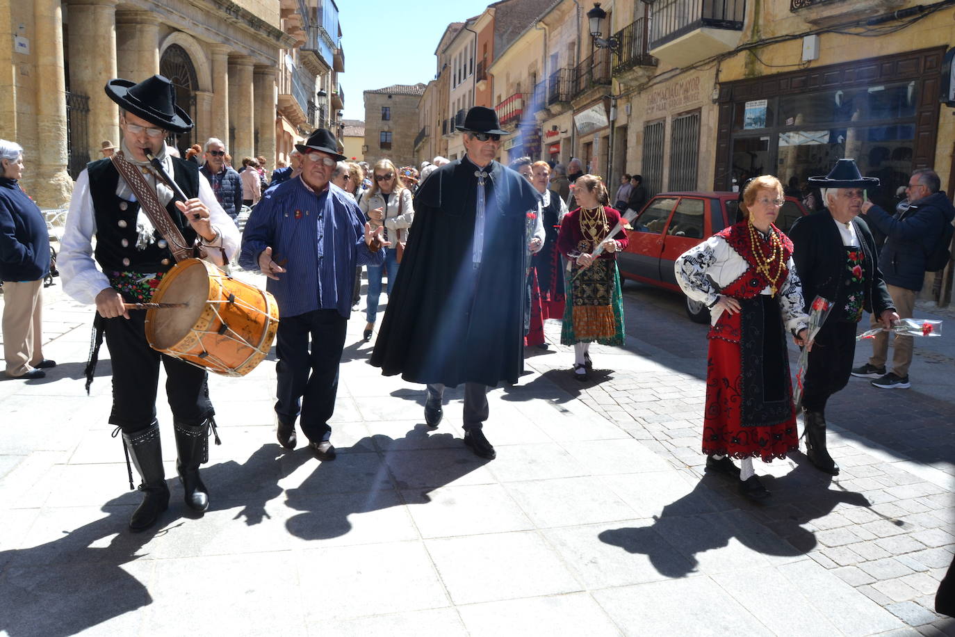 Flores y música para recordar a Dámaso Ledesma