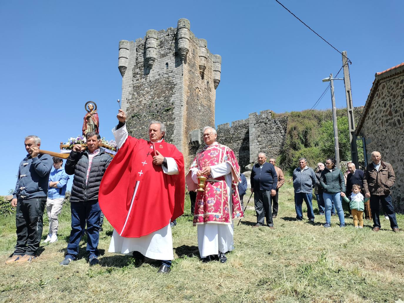 San Jorge bendice los campos del Alagón a los pies de un castillo