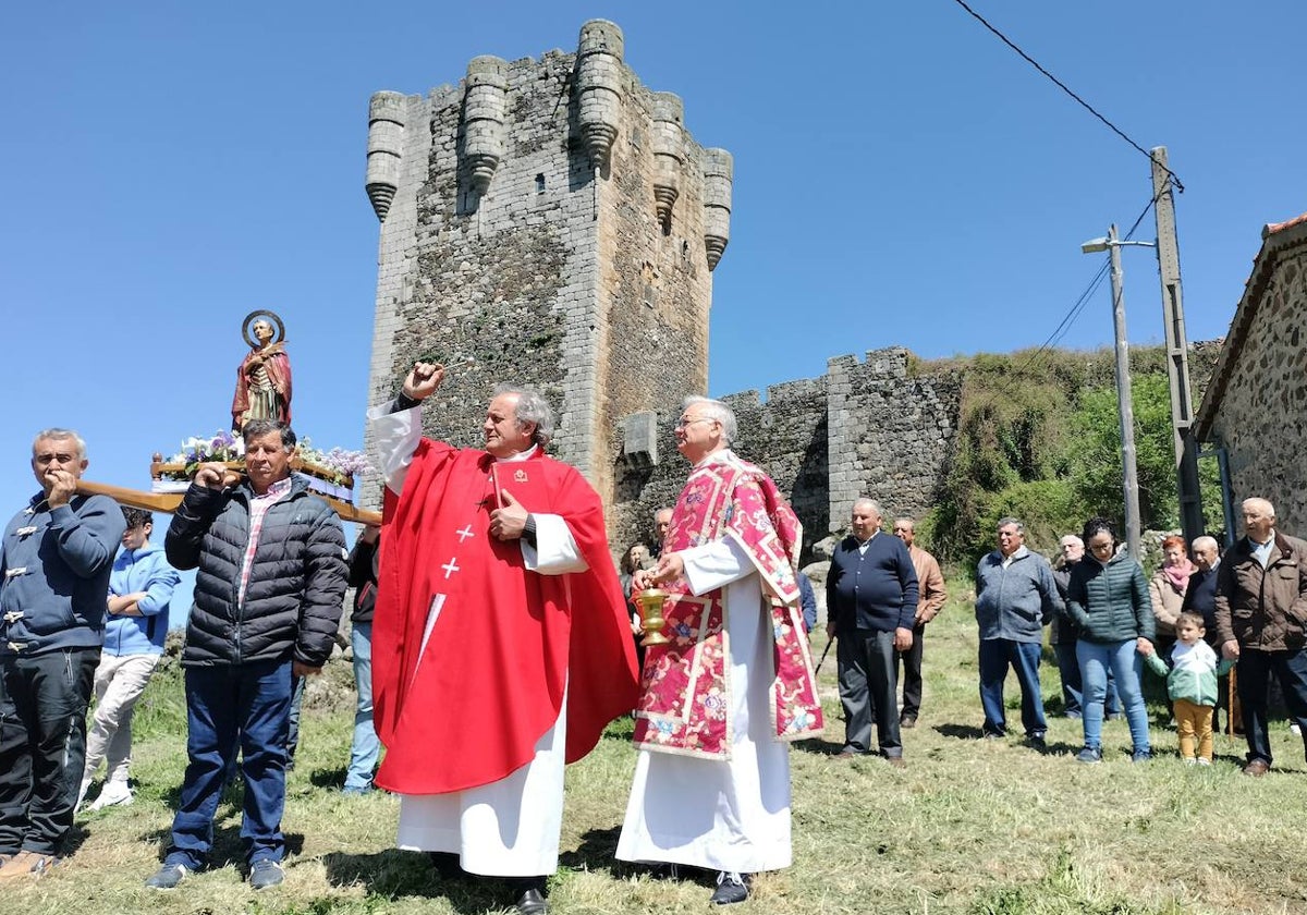 San Jorge bendice los campos del Alagón a los pies de un castillo