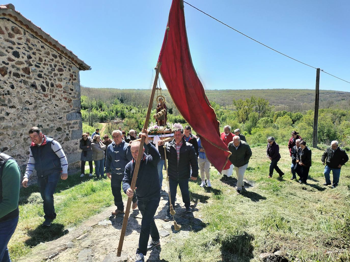 San Jorge bendice los campos del Alagón a los pies de un castillo