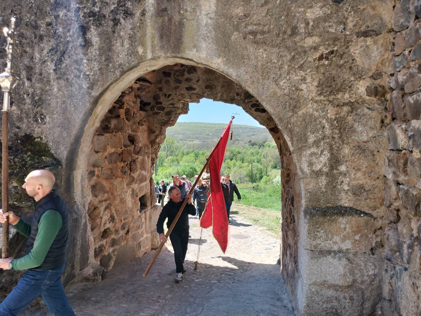 San Jorge bendice los campos del Alagón a los pies de un castillo