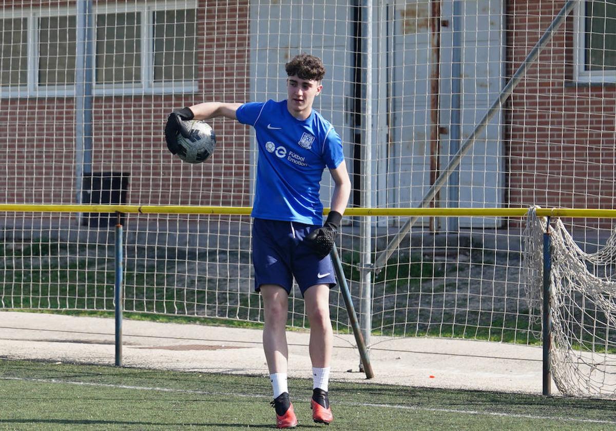 Nicolás Hernández, portero cadete del Helmántico, en su regreso a los entrenamientos tras el susto.