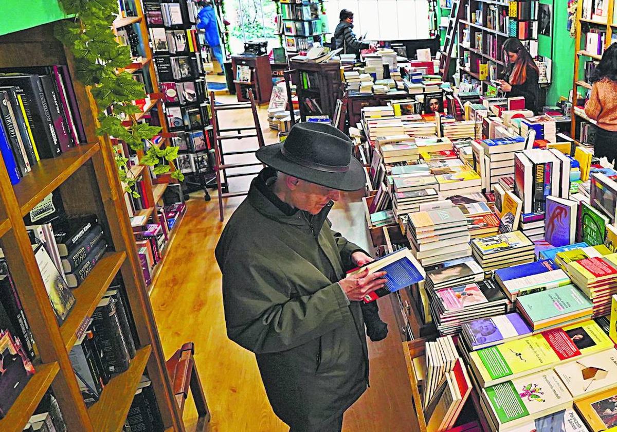 Algunos salmantinos disfrutan de un tiempo ojeando libros en uno de los comercios de la ciudad.