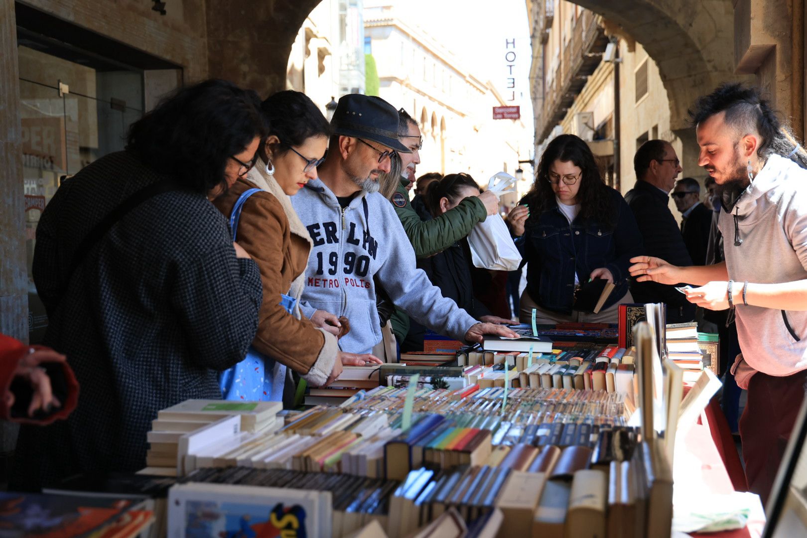 El sol anima el Día del Libro en los soportales de la Plaza Mayor