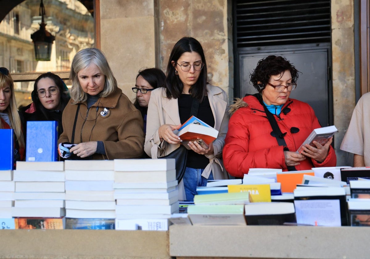 El sol anima el Día del Libro en los soportales de la Plaza Mayor