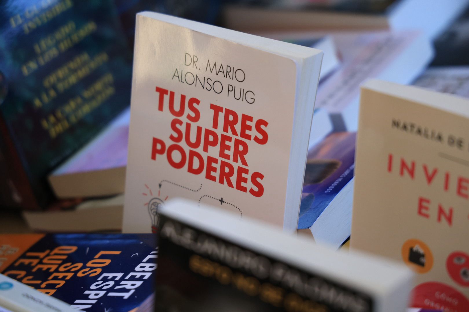 El sol anima el Día del Libro en los soportales de la Plaza Mayor