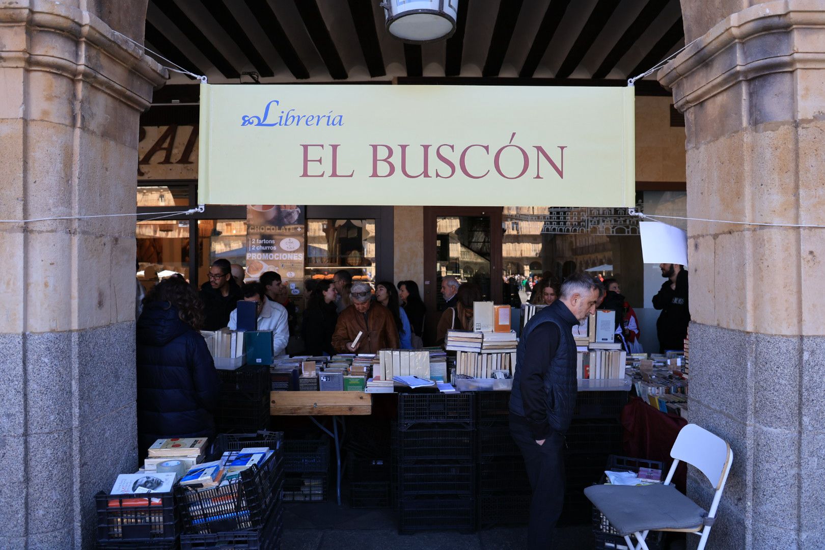 El sol anima el Día del Libro en los soportales de la Plaza Mayor