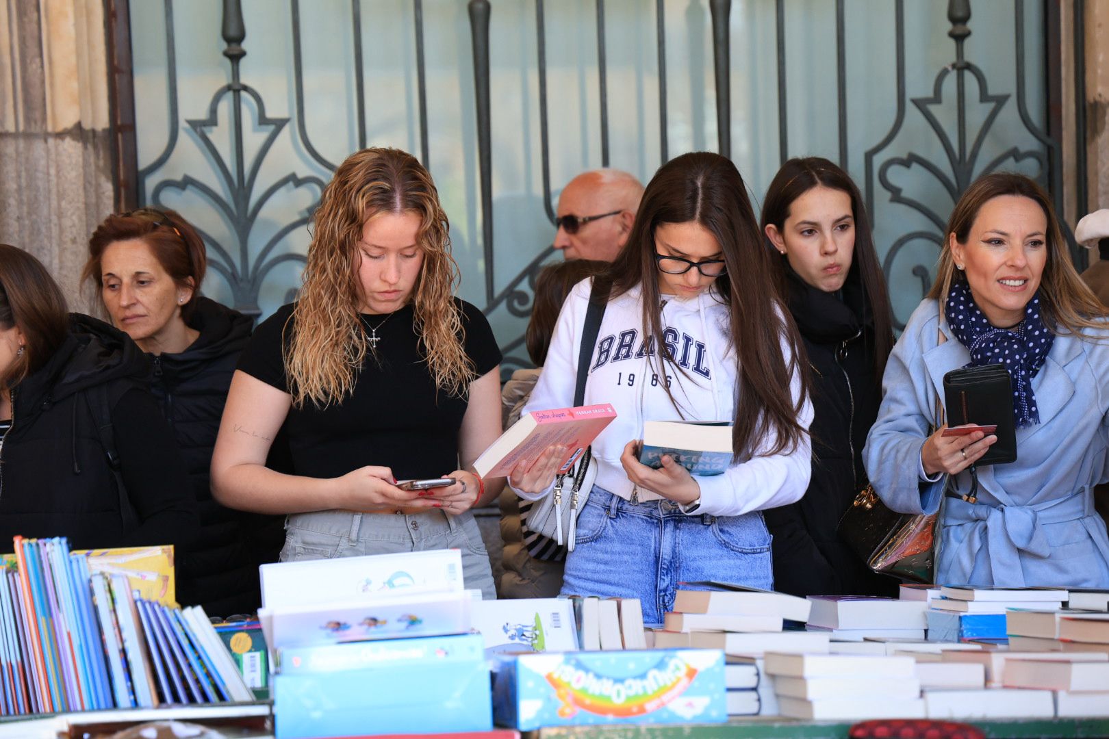 El sol anima el Día del Libro en los soportales de la Plaza Mayor