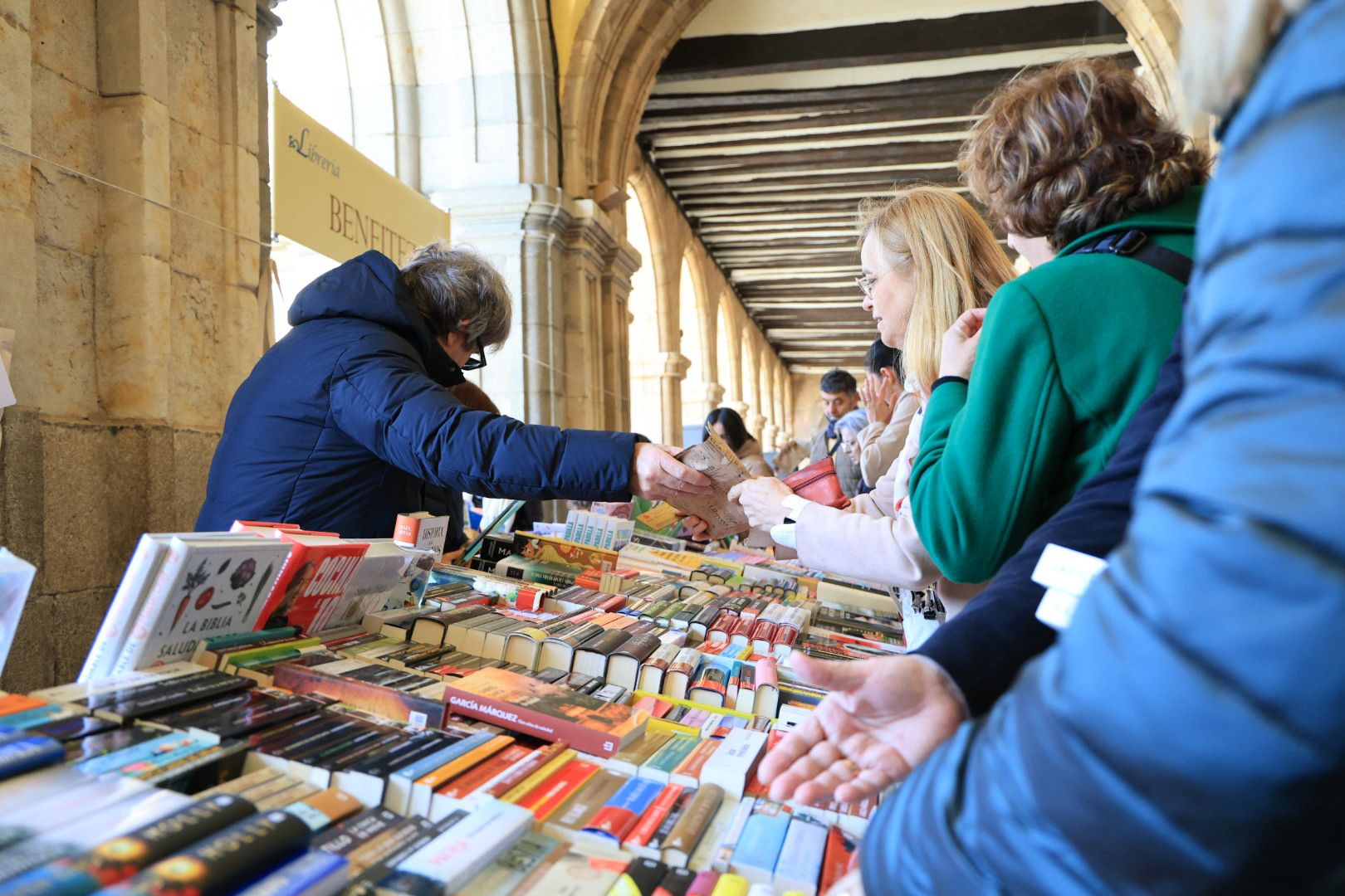 El sol anima el Día del Libro en los soportales de la Plaza Mayor