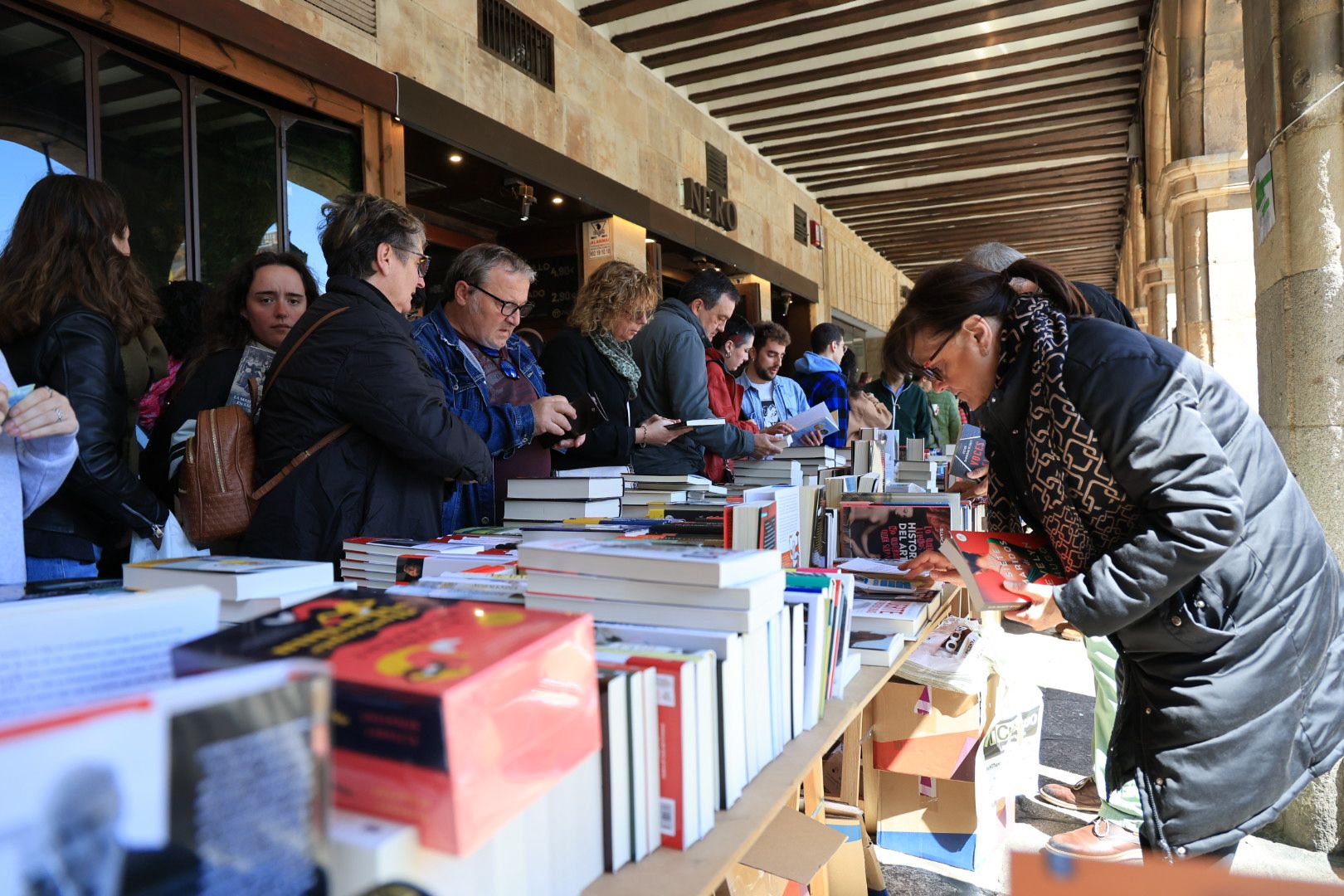 El sol anima el Día del Libro en los soportales de la Plaza Mayor