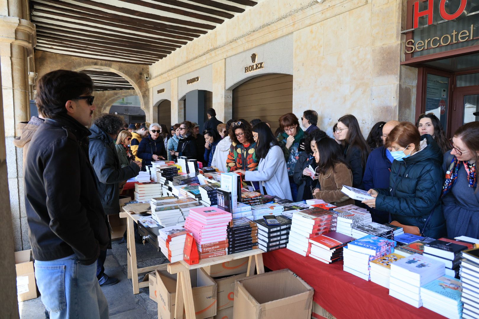 El sol anima el Día del Libro en los soportales de la Plaza Mayor