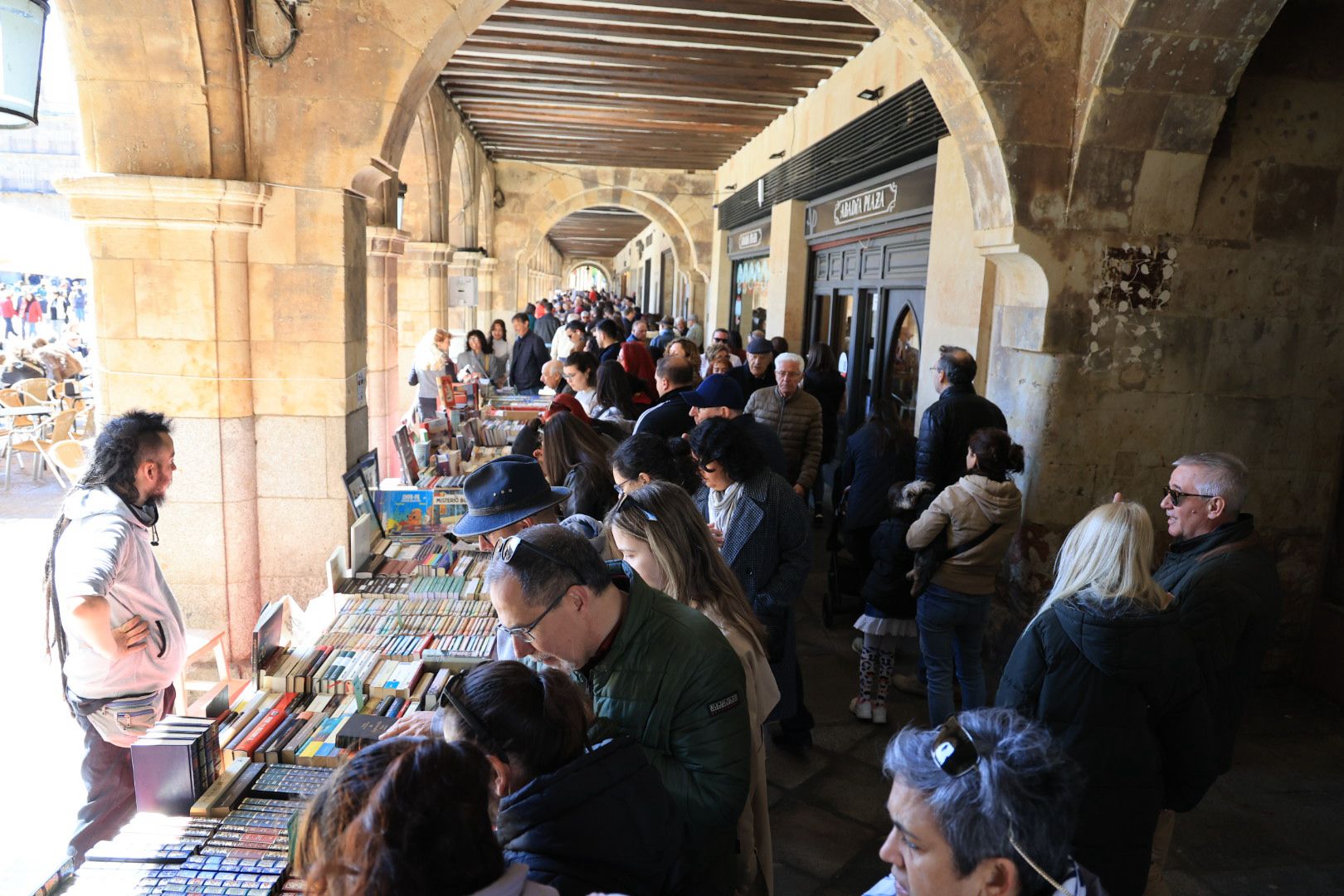 El sol anima el Día del Libro en los soportales de la Plaza Mayor