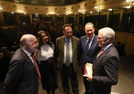Luciano Sánchez, Carmen Seguín, Domingo Delgado de la Cámara,Fernando Carabias, atentos a Juan Antonio Ruiz 'Espartaco', anoche en el Tetaro Liceo.
