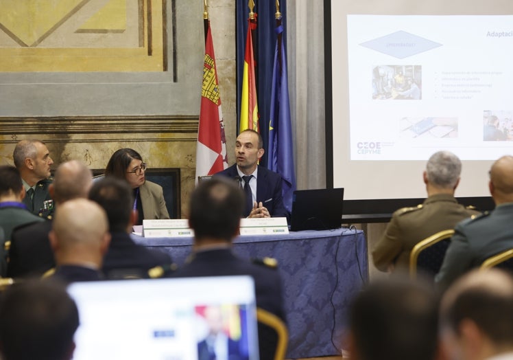 El responsable del Departamento Informático de Ceoe-Cepyme Salamanca, Alberto Blázquez durante su ponencia.