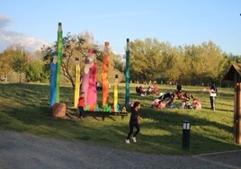 Niños jugando en un día soleado en la Isla del Soto de Santa Marta de Tormes.