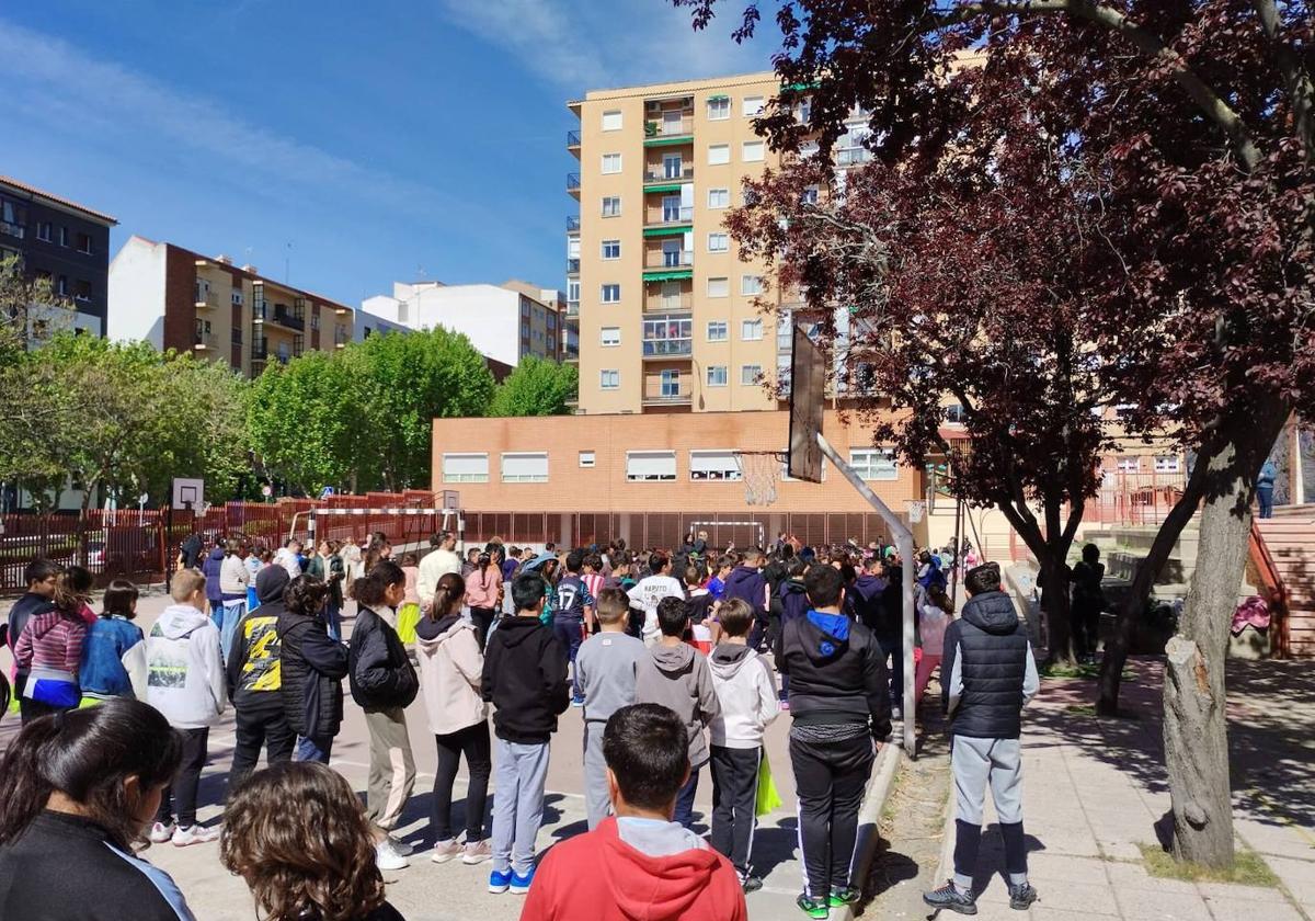 Los jóvenes, en el patio del colegio durante la lectura del manifiesto.