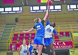 Bernadett Hatar y Sika Koné, en un partidillo en el entrenamiento del martes.