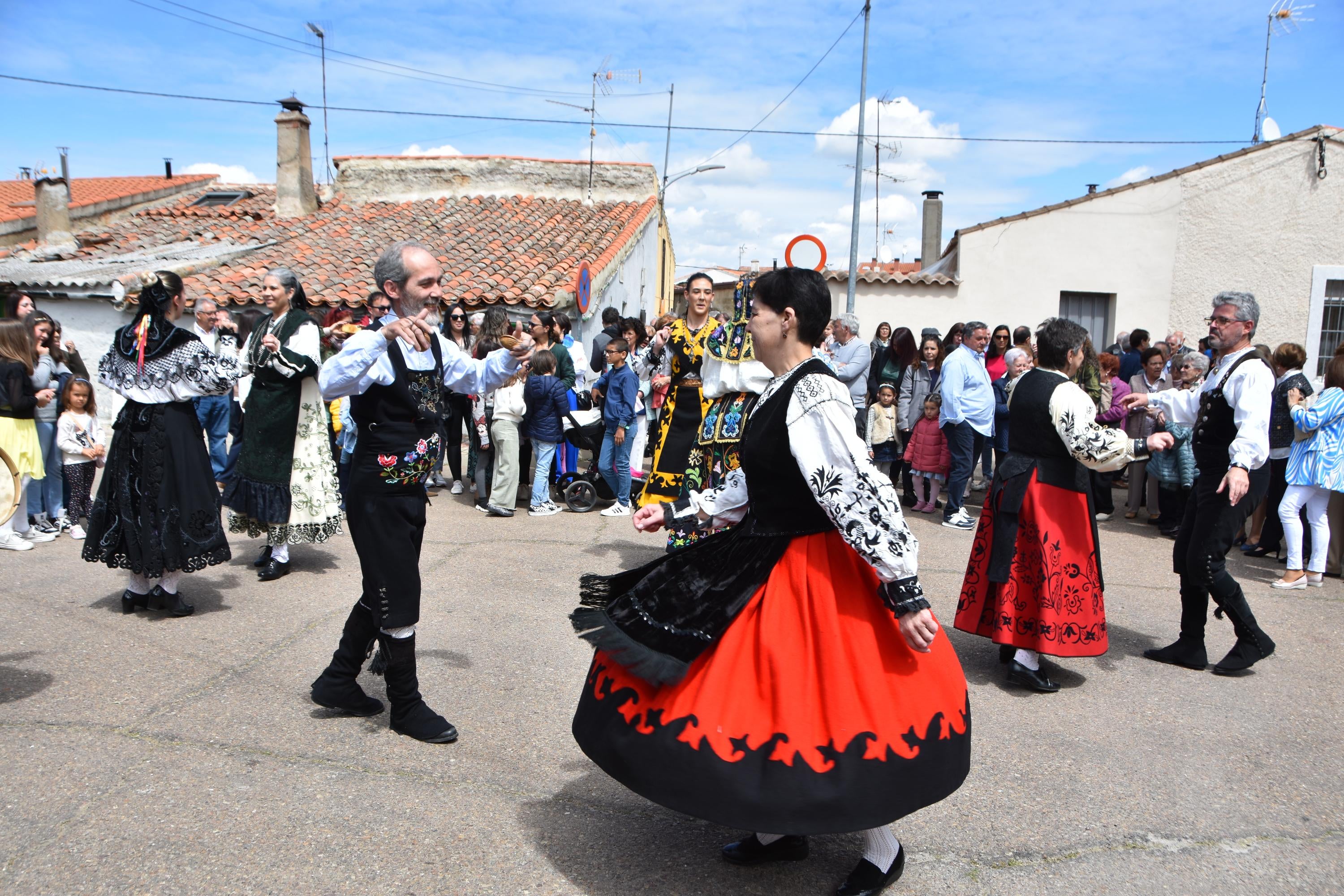 Liturgia, bailes y alegría para celebrar a San Marcos en Doñinos