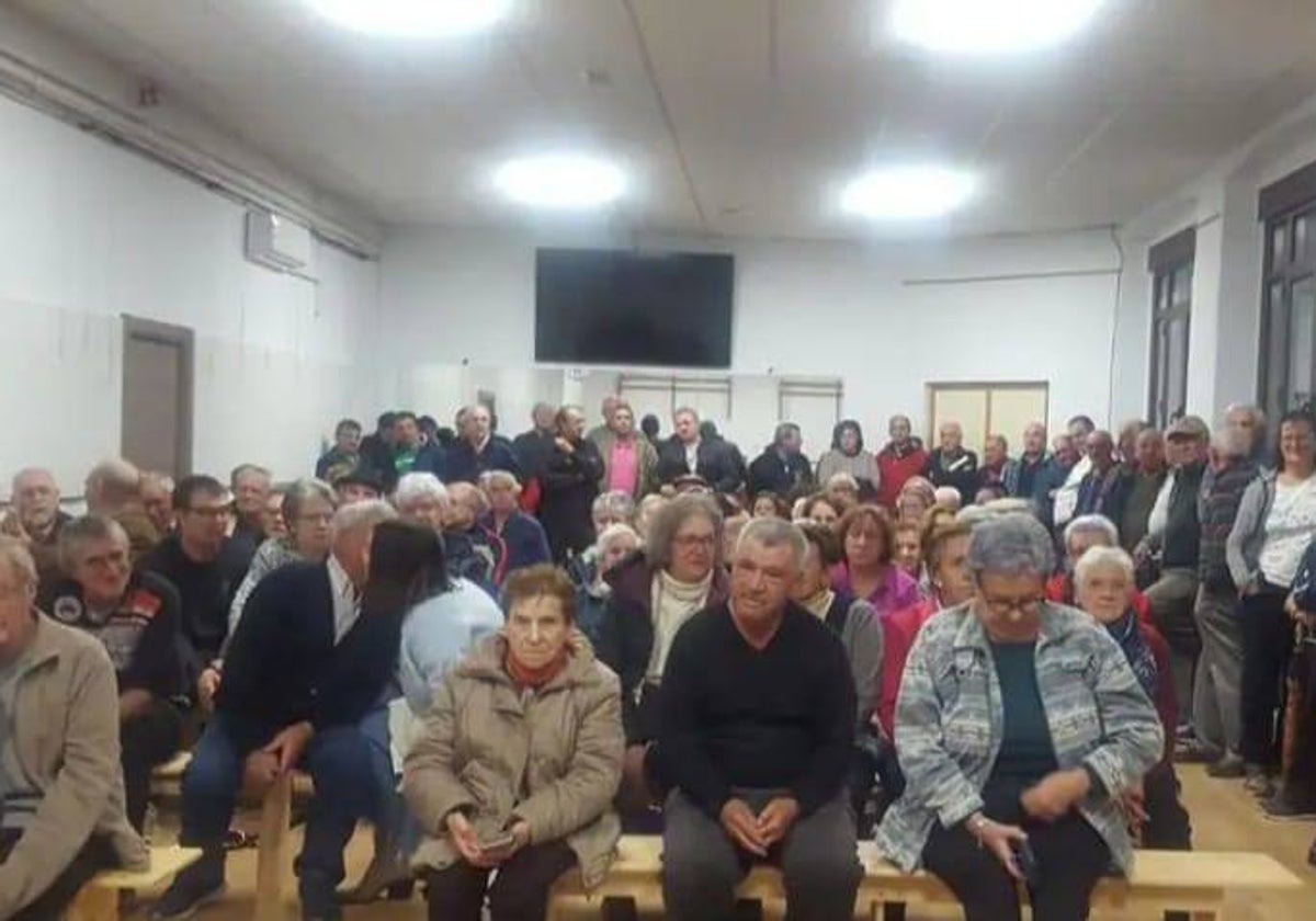 Imagen de los vecinos que participaron en la asamblea vecinal para luchar por el médico.