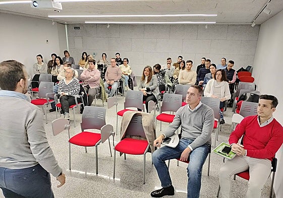 Imagen de los participantes en la jornada organizada por el Ayuntamiento de Guijuelo.