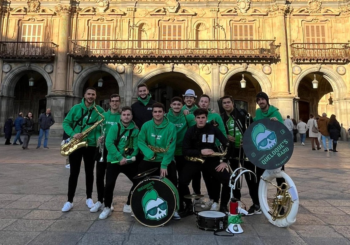 La charanga salmantina 'Queloque´s Band' en la Plaza Mayor.