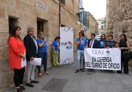 Letrados a las puertas del Colegio de Abogados de Salamanca celebrando el Día de la Justicia Gratuita en el año 2019.