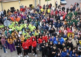 Los peñistas esperando el chupinazo ante la Casa Consistorial de Doñinos