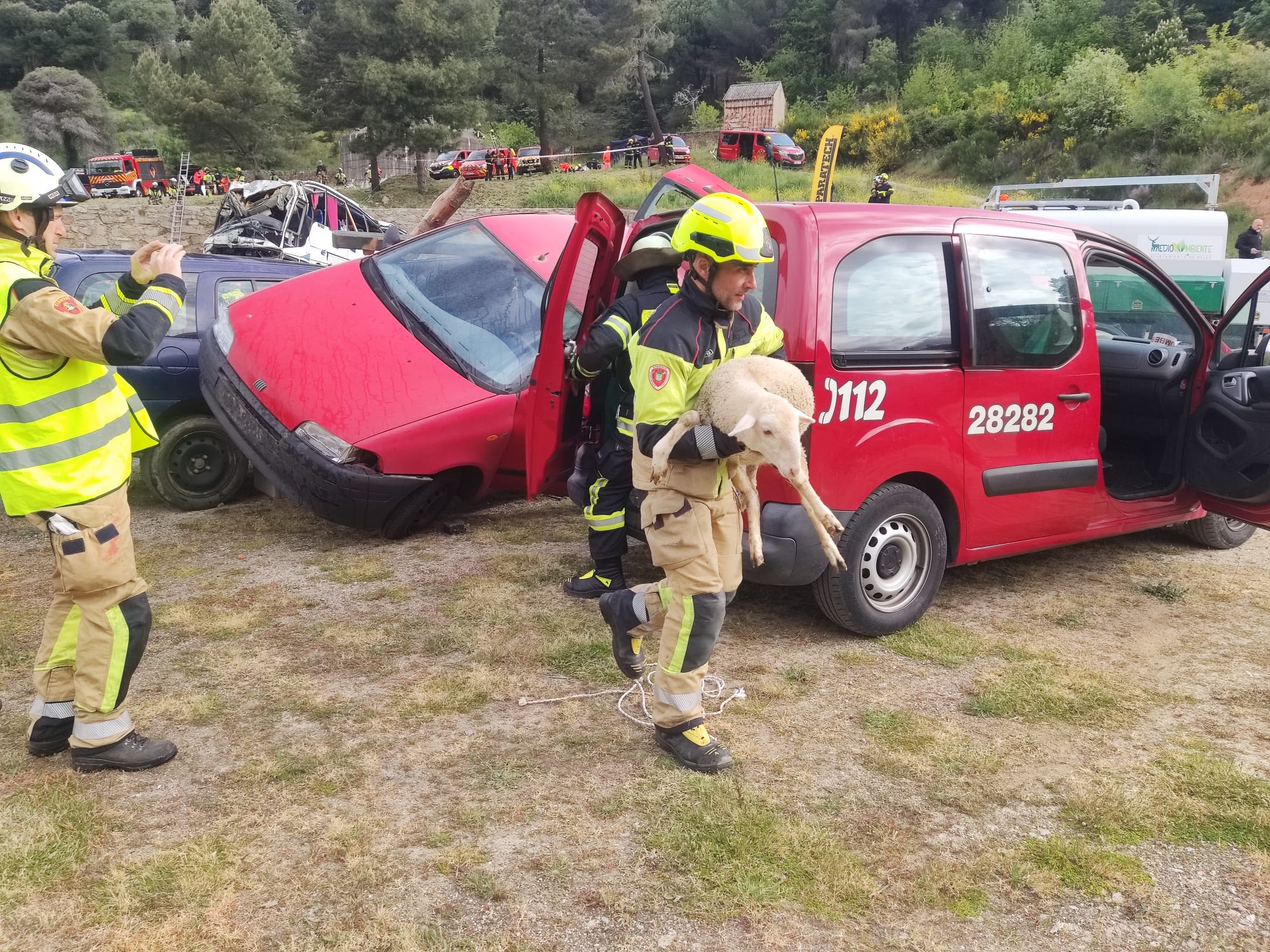 Espectacular simulacro en Béjar: un accidente de autobús, un camión con ovejas y un rescate en el río