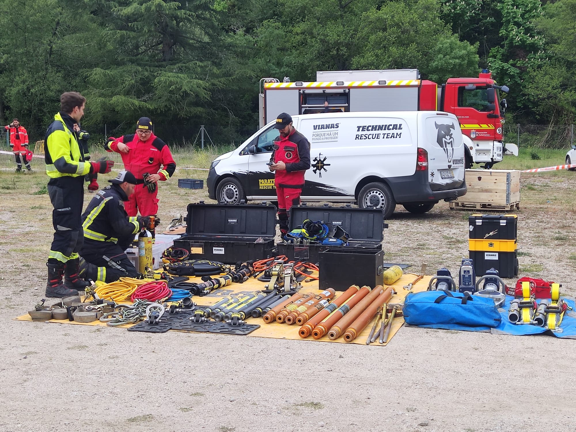 Espectacular simulacro en Béjar: un accidente de autobús, un camión con ovejas y un rescate en el río