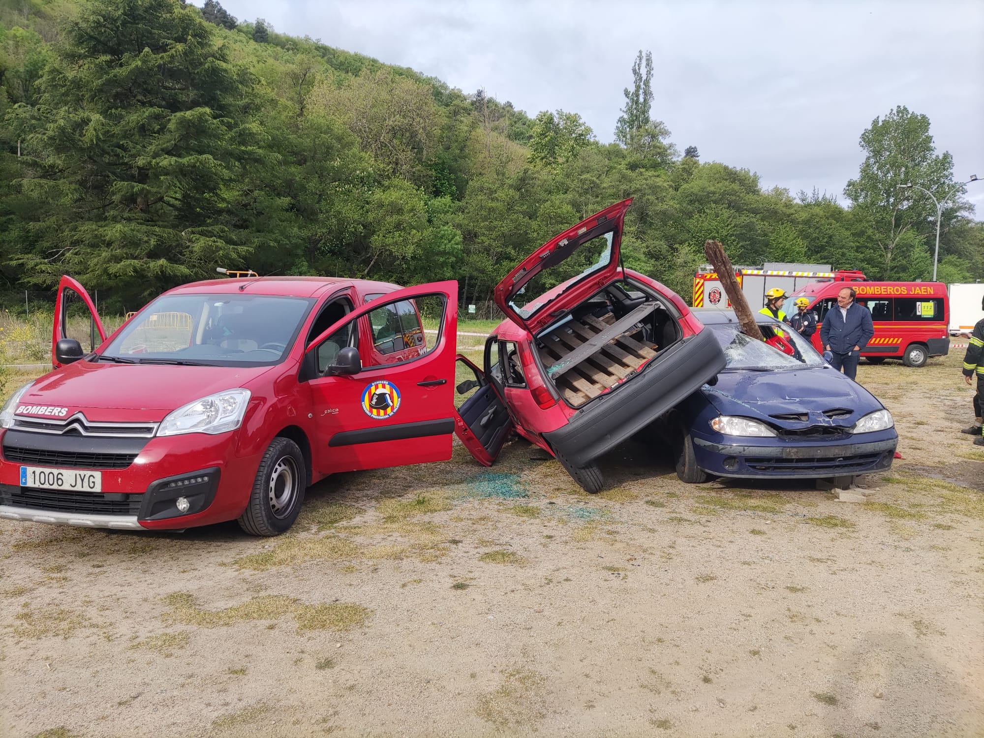 Espectacular simulacro en Béjar: un accidente de autobús, un camión con ovejas y un rescate en el río