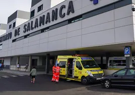 Ambulancia a la puerta del Hospital de Salamanca en una foto de archivo