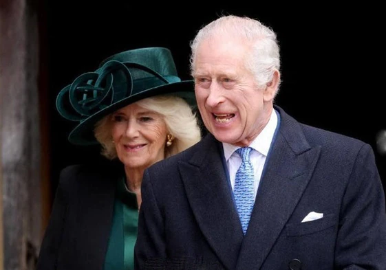 El Rey Carlos III junto a la Reina Camilla en una de las últimas apariciones del monarca.