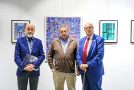 El fotógrafo Vicente Sierra Puparelli, Carlos García Medina y el presidente del Casino de Salamanca, Pedro Méndez.