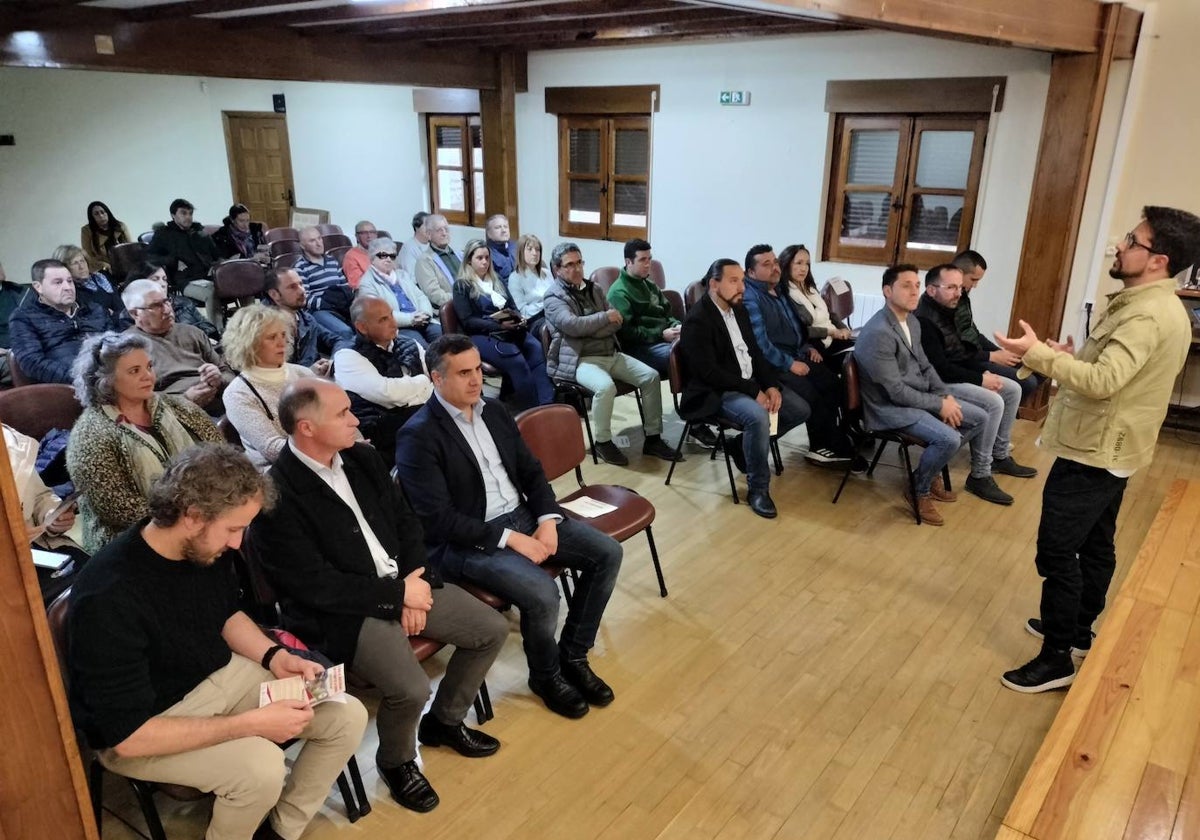 Momento de la actividad inaugural e en salón del Ayuntamiento de San Esteban de la Sierra.