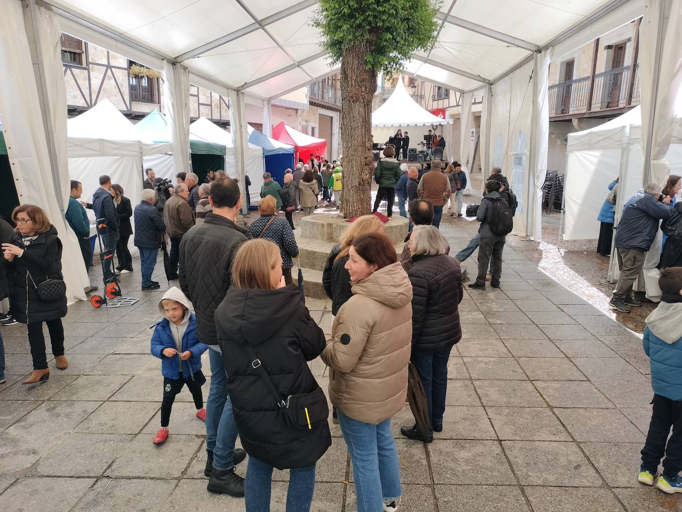 El vino se mueve en San Esteban de la Sierra