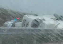 Vídeo del camión volcado sobre la mediana de la A-62