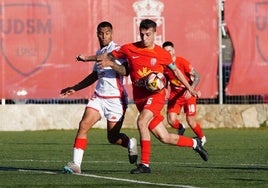 Sergio Santos protege el esférico durante un encuentro de esta temporada en el San Casto.