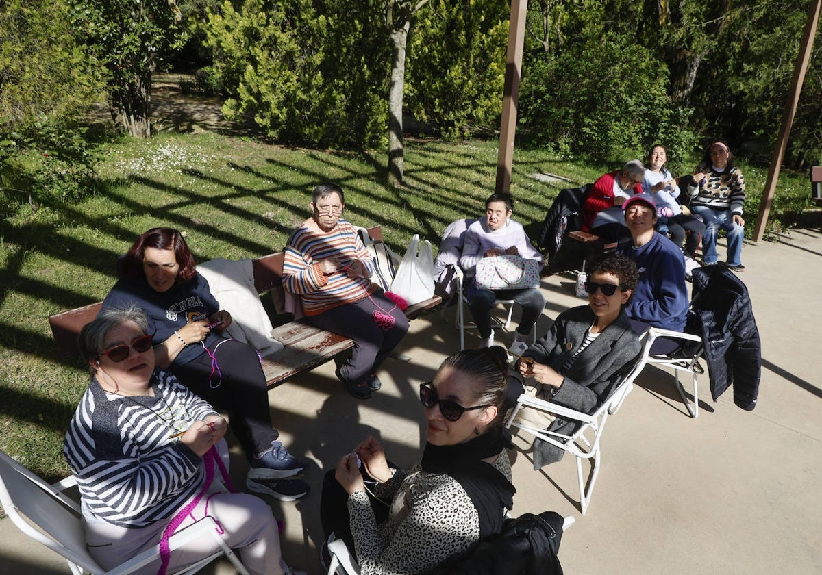 Algunas de las personas que se reunieron el pasado jueves en el Parque de los Jesuitas para 'tejer barrio'.