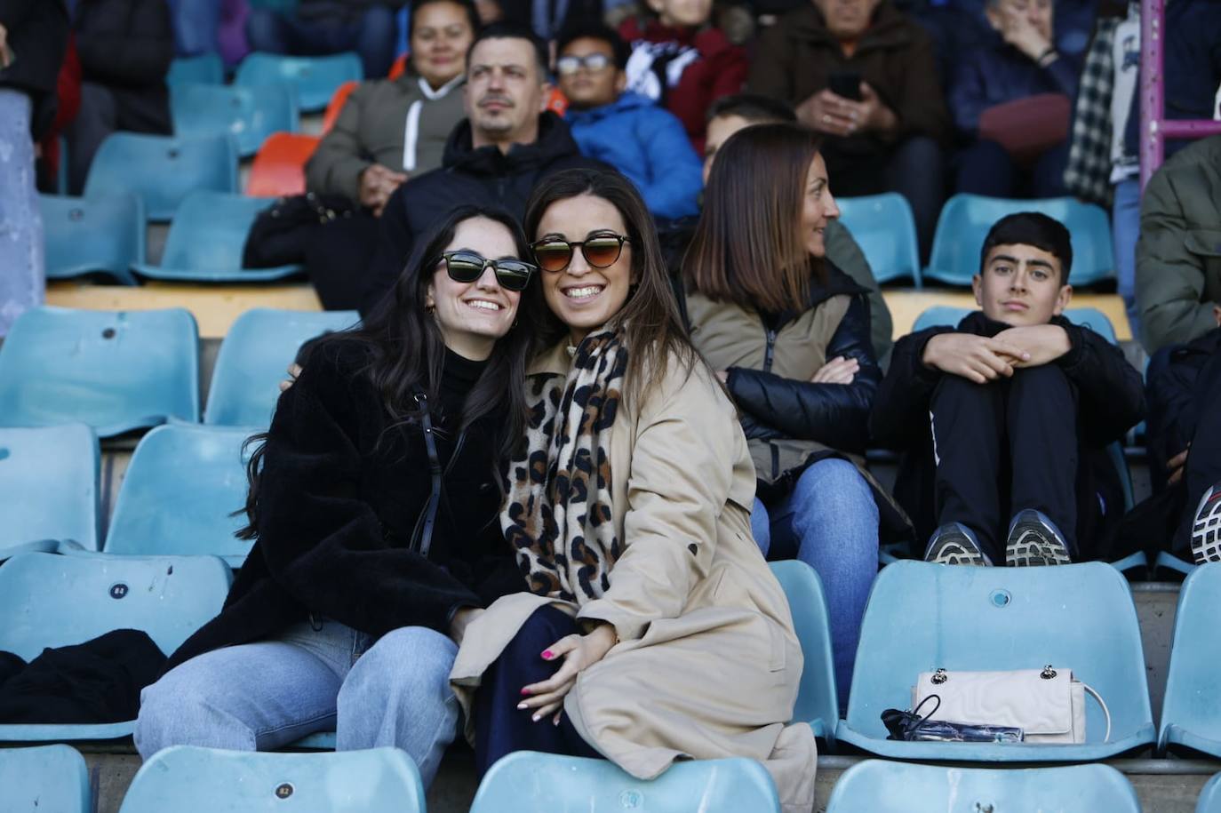 Búscate en la grada del Helmántico en el partido contra el Atlético Astorga