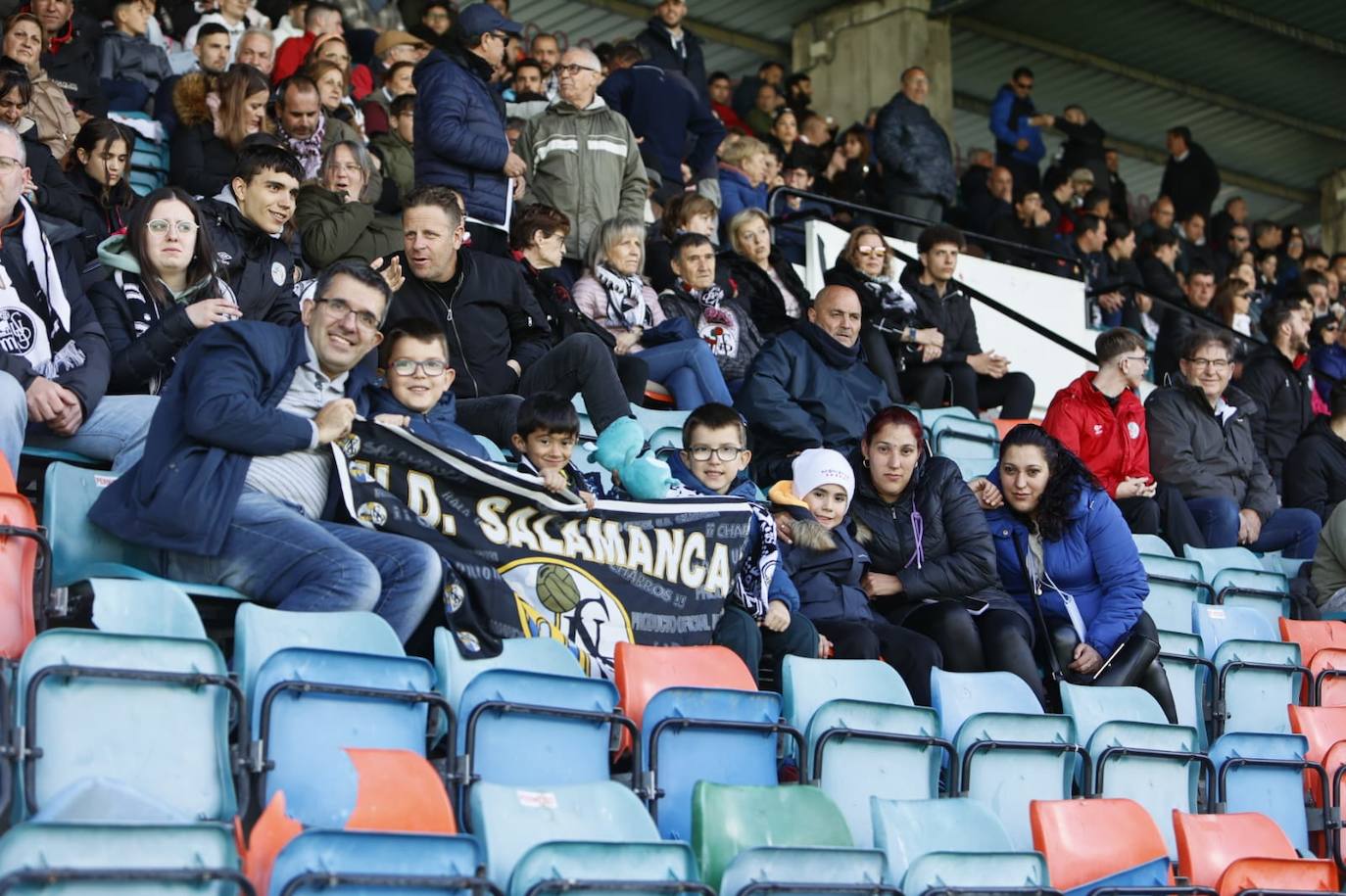 Búscate en la grada del Helmántico en el partido contra el Atlético Astorga