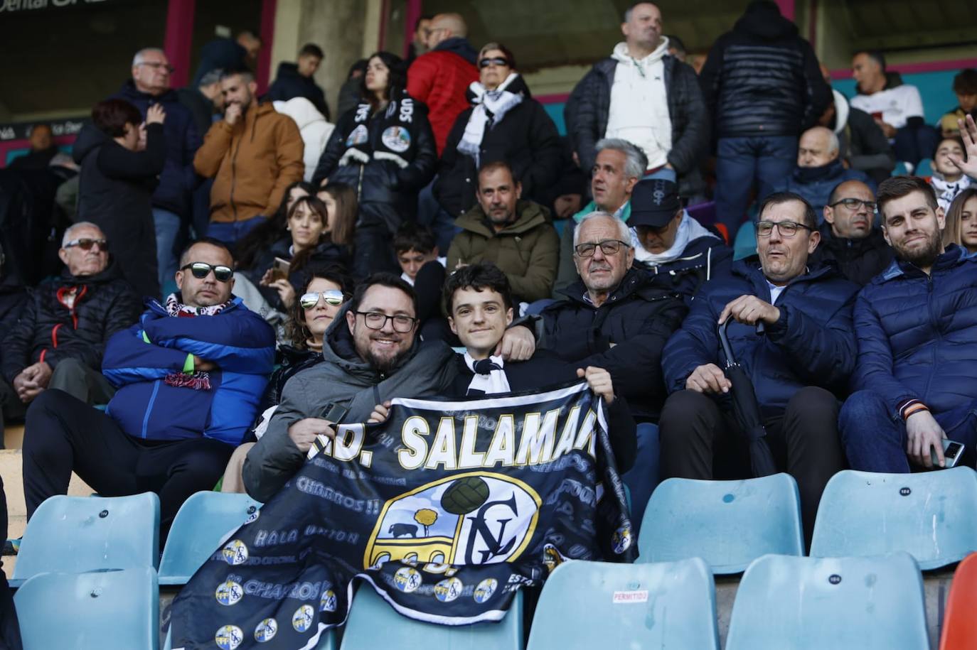 Búscate en la grada del Helmántico en el partido contra el Atlético Astorga