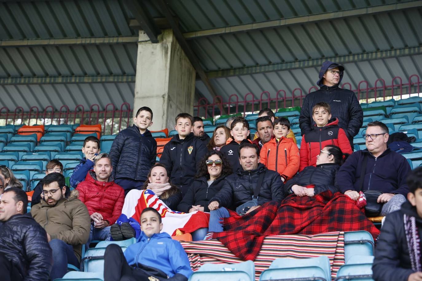 Búscate en la grada del Helmántico en el partido contra el Atlético Astorga