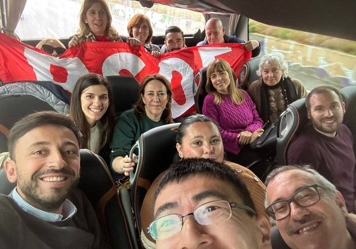 Los socialistas salmantinos, en el autobús camino de Madrid, este sábado.