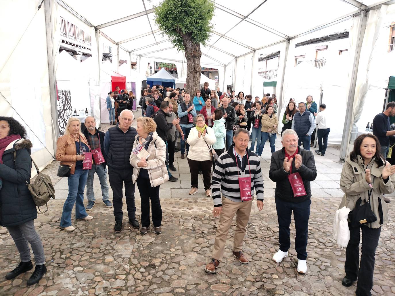 El público responde a la Feria de Enoturismo de San Esteban de la Sierra